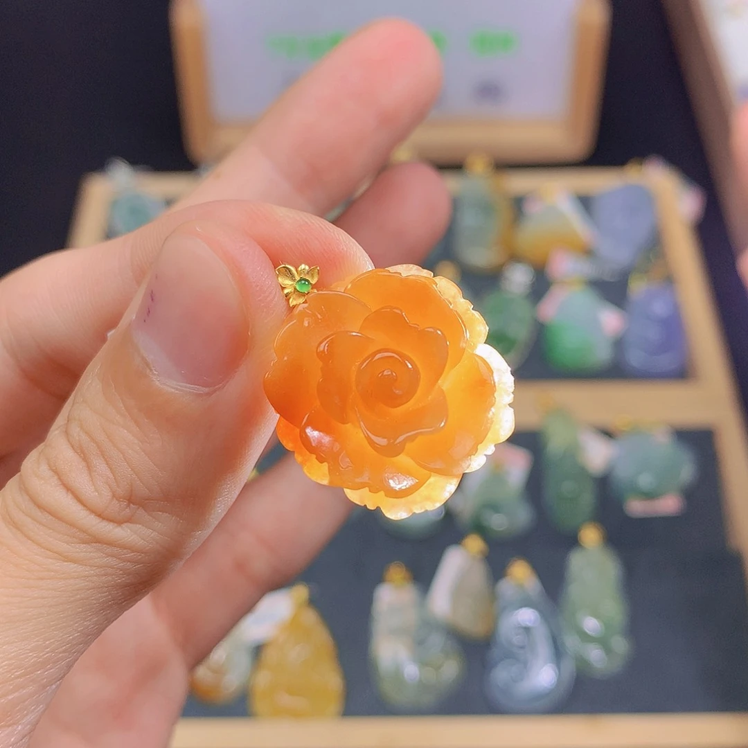 翡翠18K金镶嵌颈饰翡翠