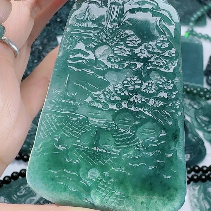 翡翠未镶嵌颈饰多样性发其一