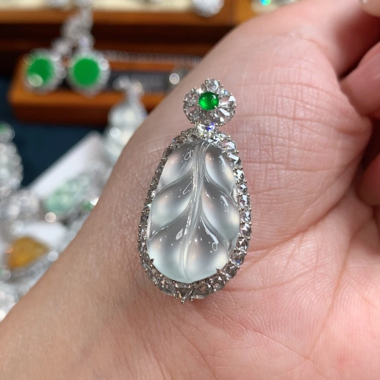 【闪购商品】翡翠颈饰18K金镶嵌叶子