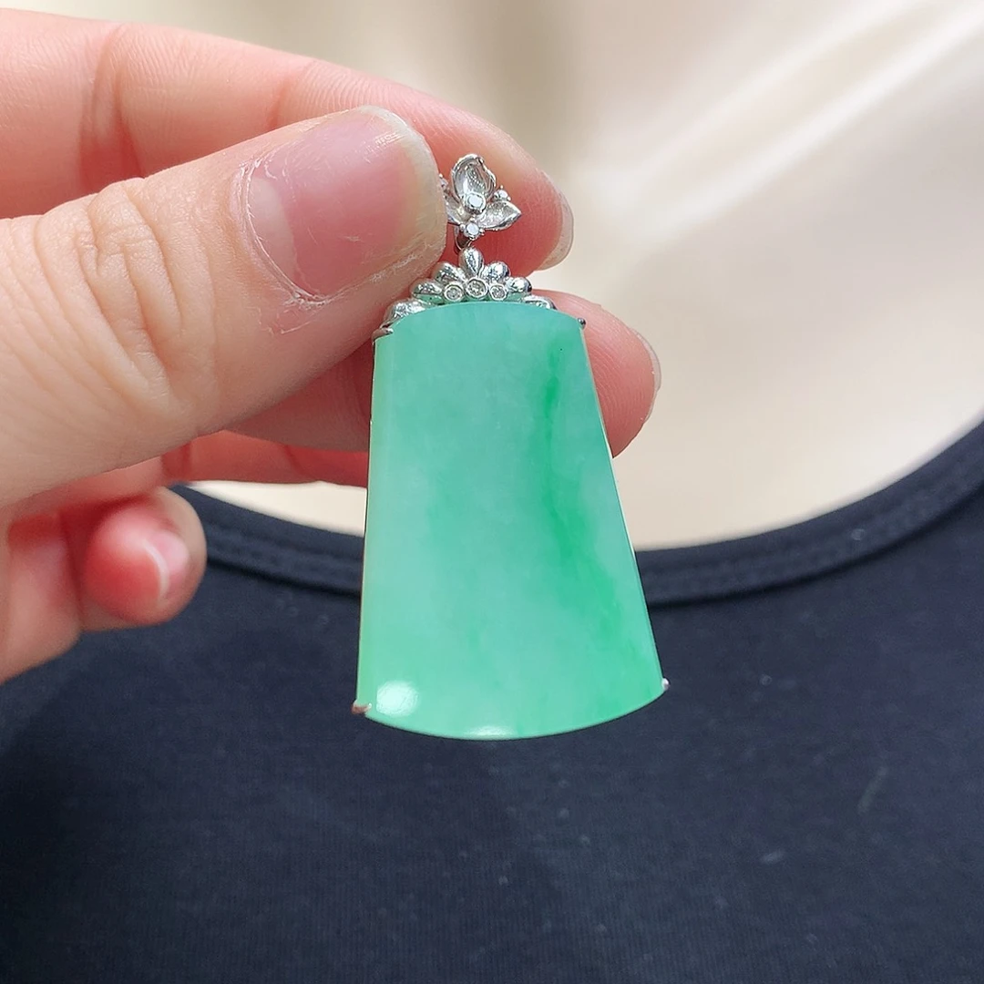 翡翠颈饰18K金镶嵌无事牌