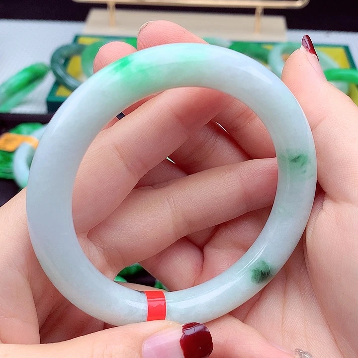 翡翠手镯未镶嵌翡翠