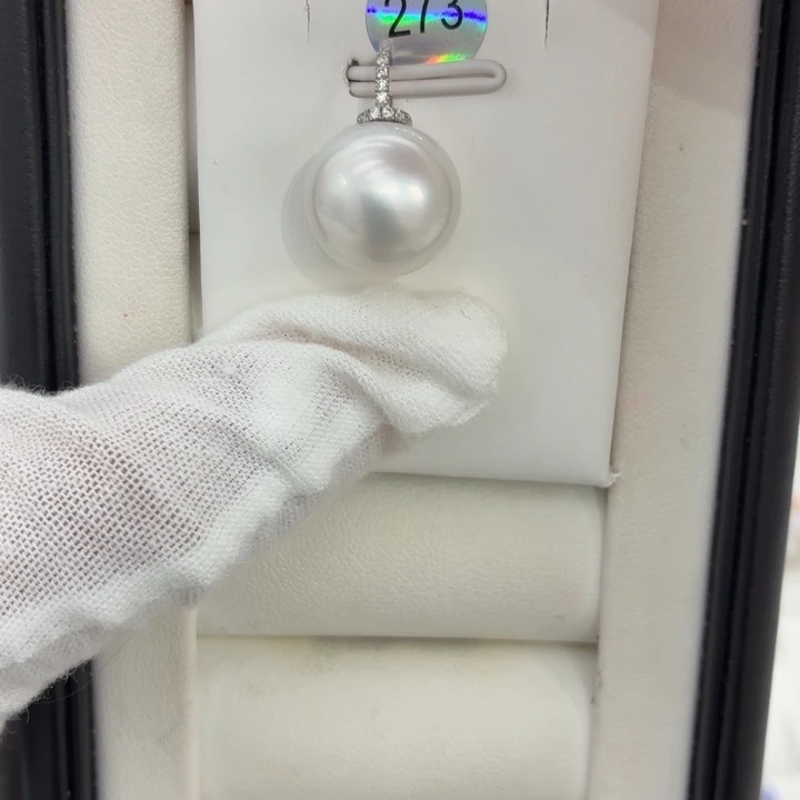 颈饰18K金镶嵌海水珍珠