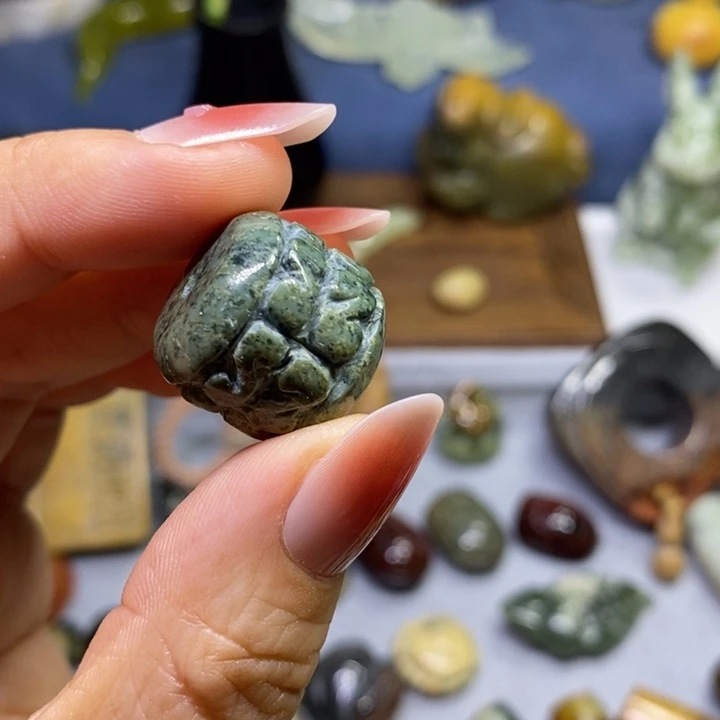 透闪石质玉未镶嵌挂件