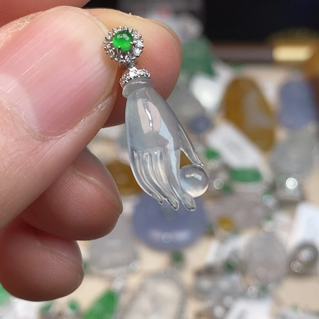 翡翠18K金镶嵌颈饰佛手