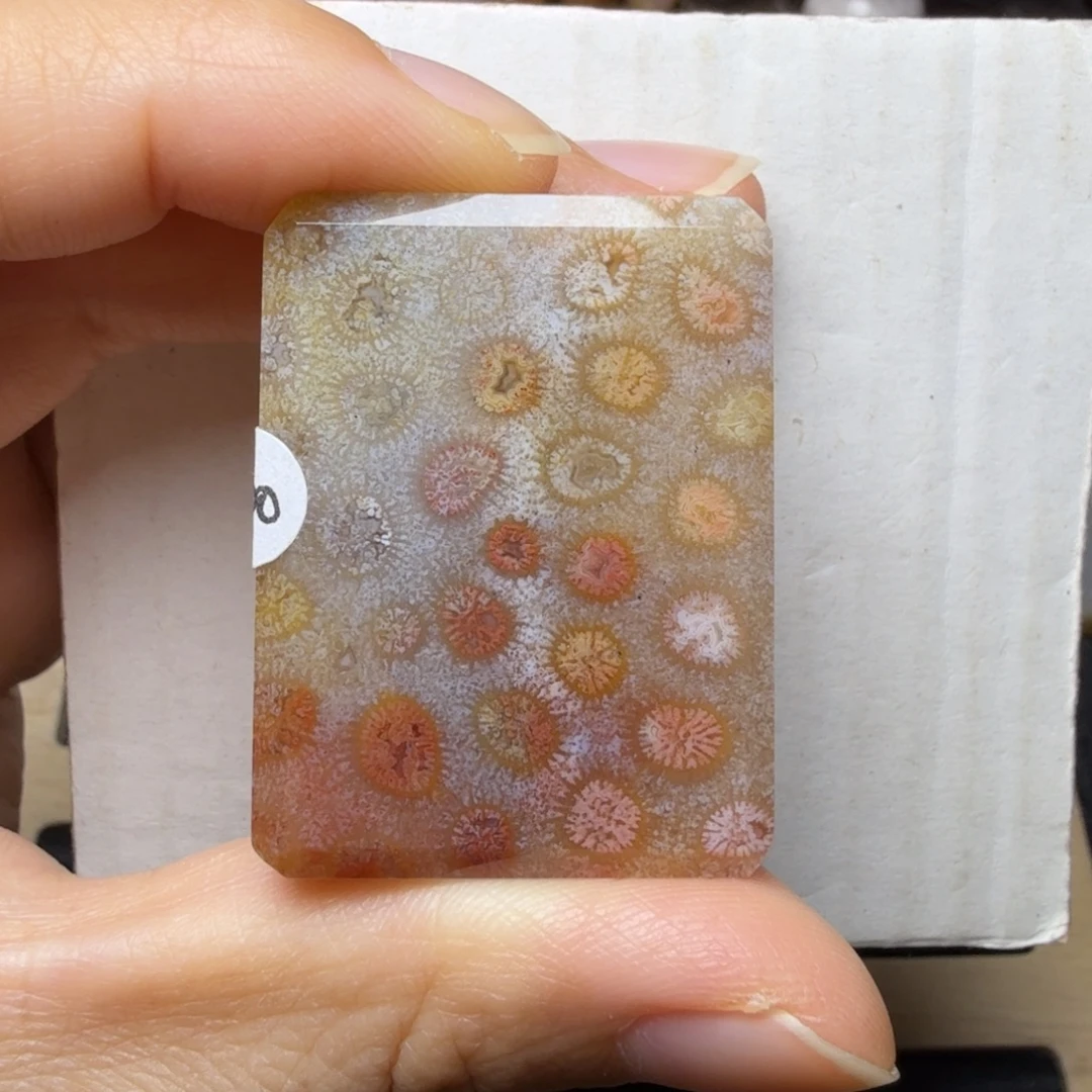 硅化玉未镶嵌淡彩嘴巴花