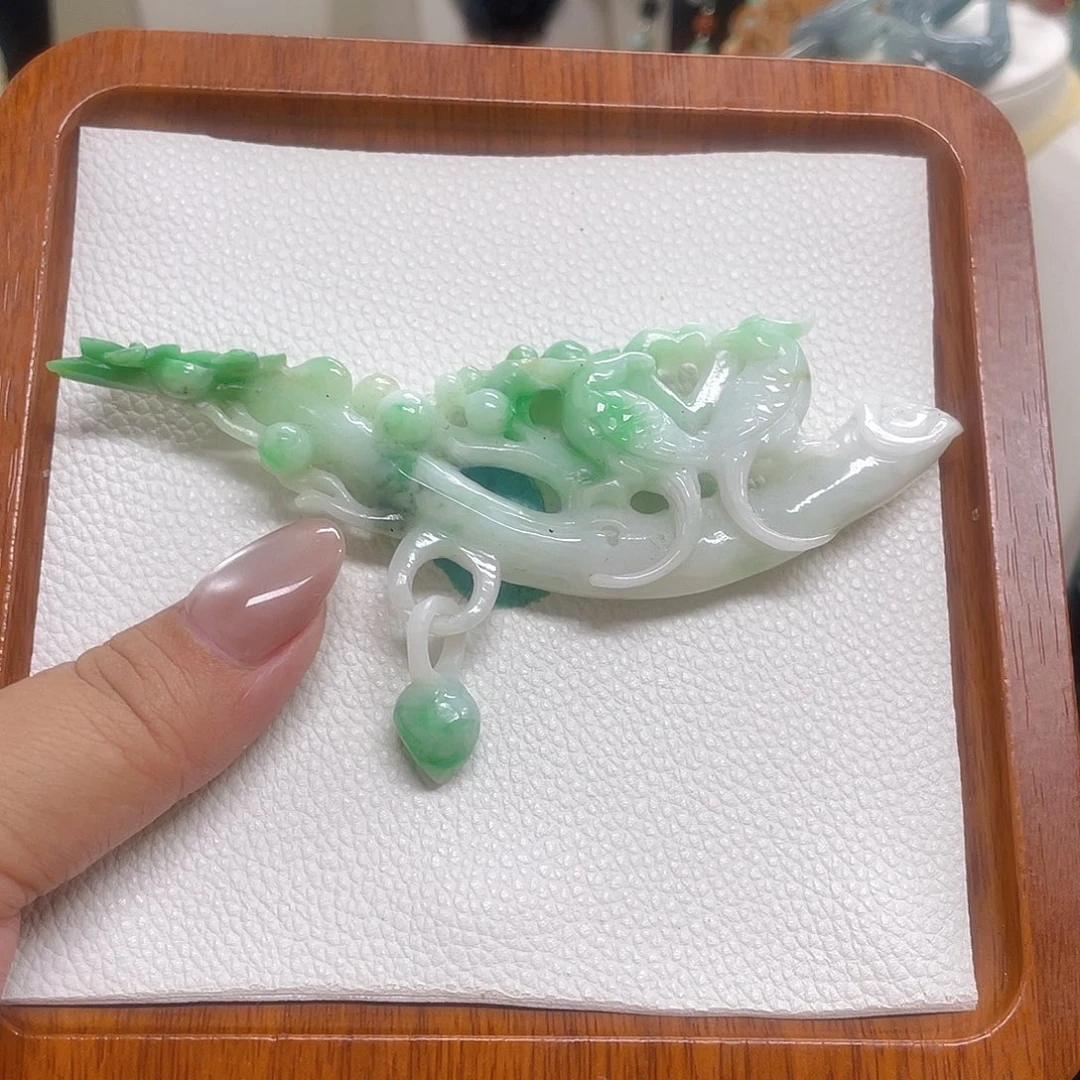 翡翠未镶嵌颈饰辣绿吊坠