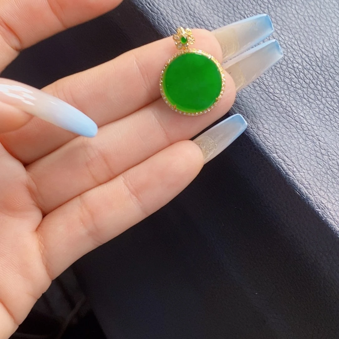 翡翠18K金镶嵌颈饰翡翠