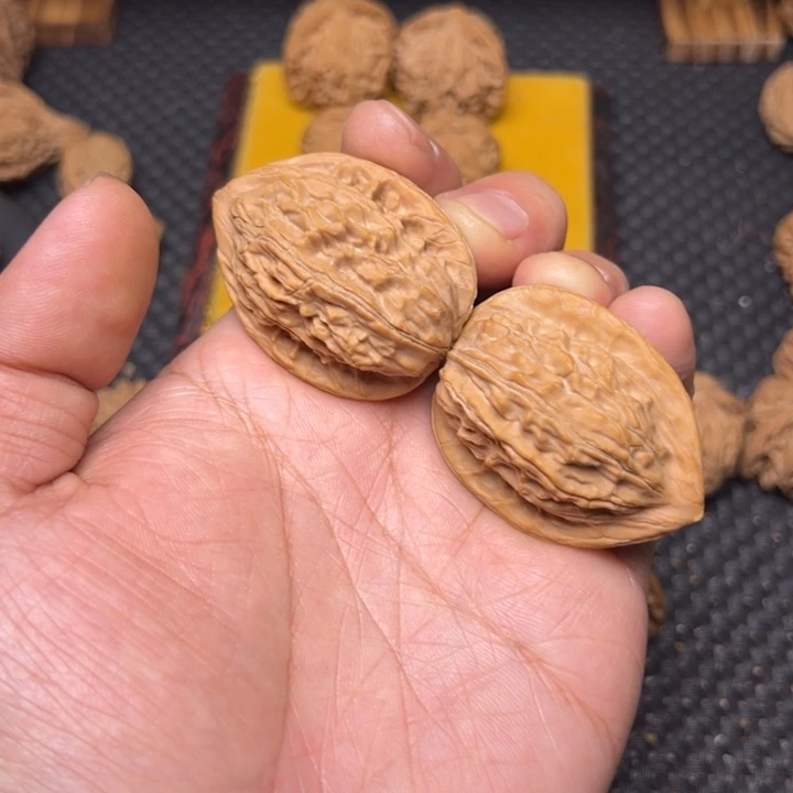 文玩核桃吊坠柳叶鸡心