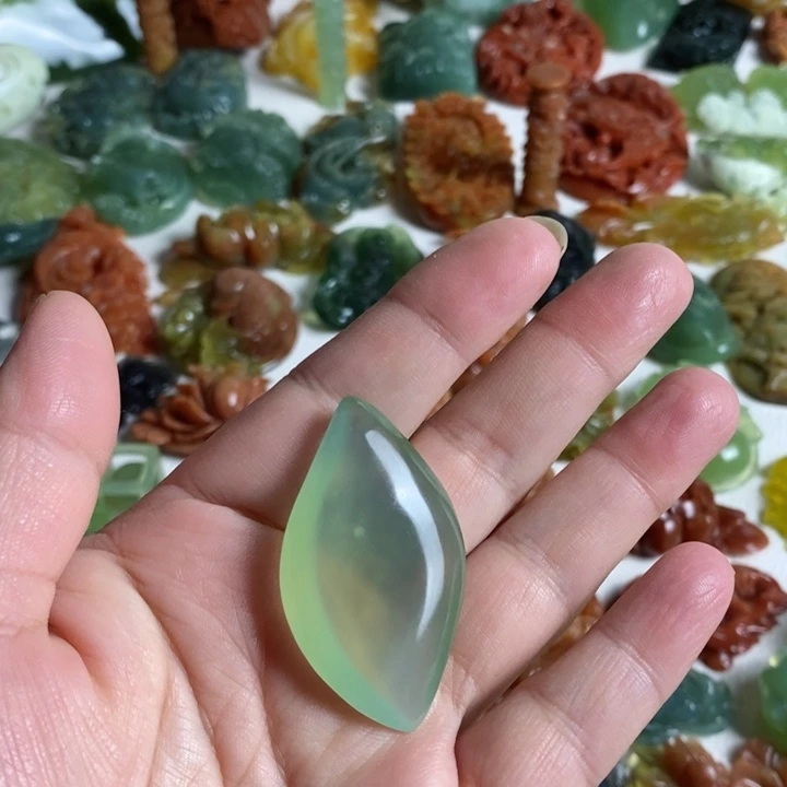 蛇纹石玉颈饰未镶嵌
