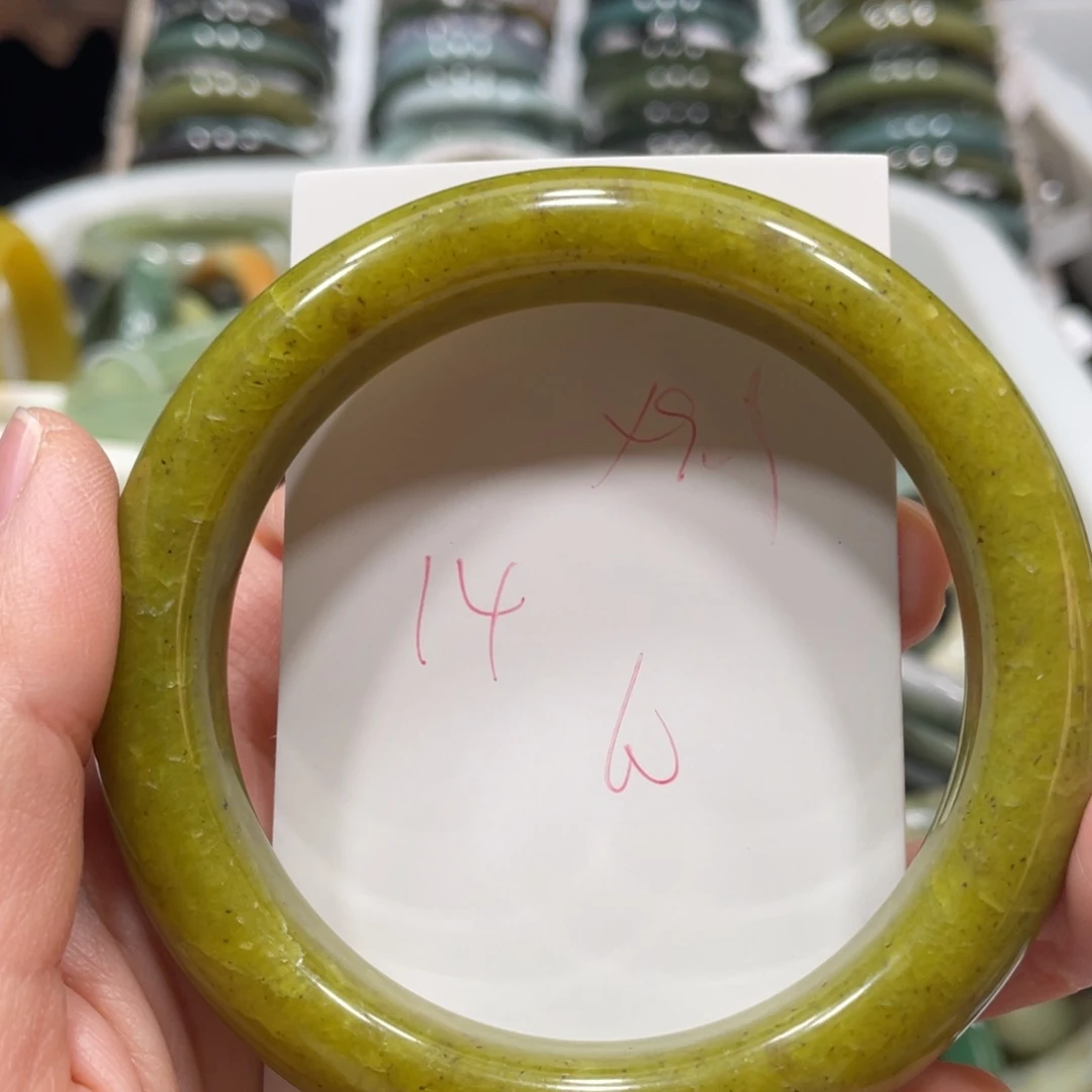 蛇纹石玉手镯未镶嵌瑕