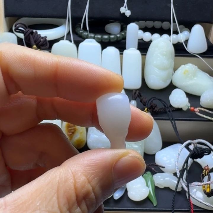 和田玉未镶嵌颈饰刘*泳