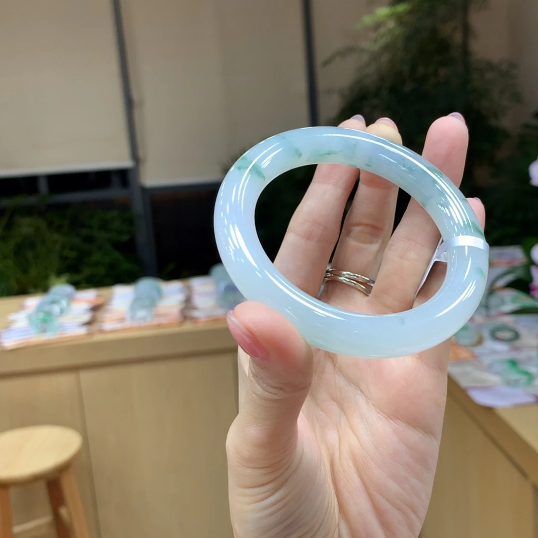 翡翠手镯未镶嵌不退不换