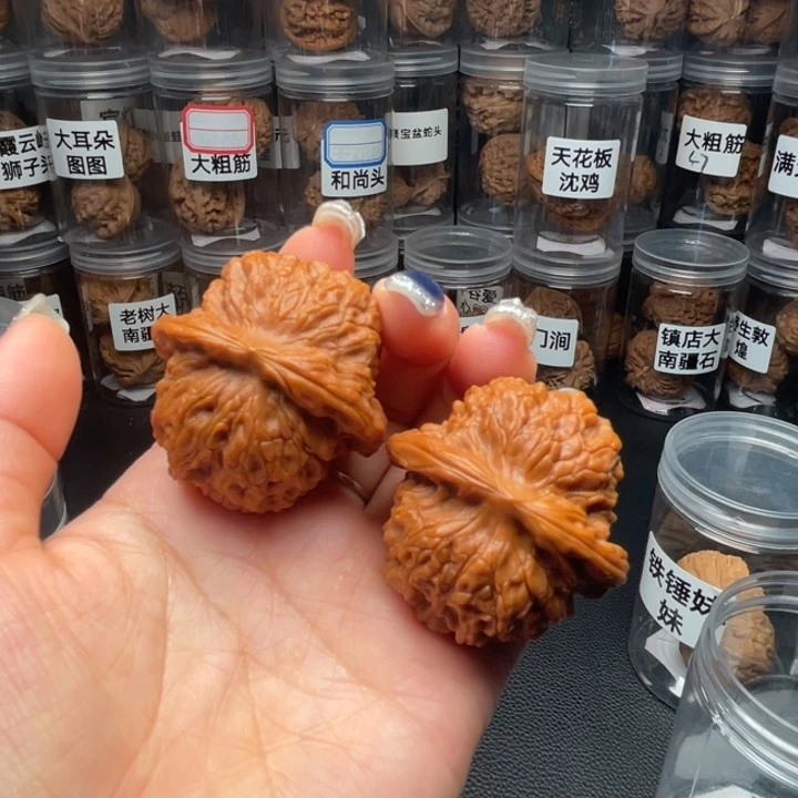 文玩核桃吊坠血麒麟