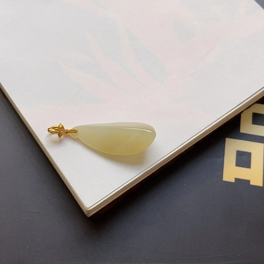 翡翠颈饰18K金镶嵌黄翡福瓜