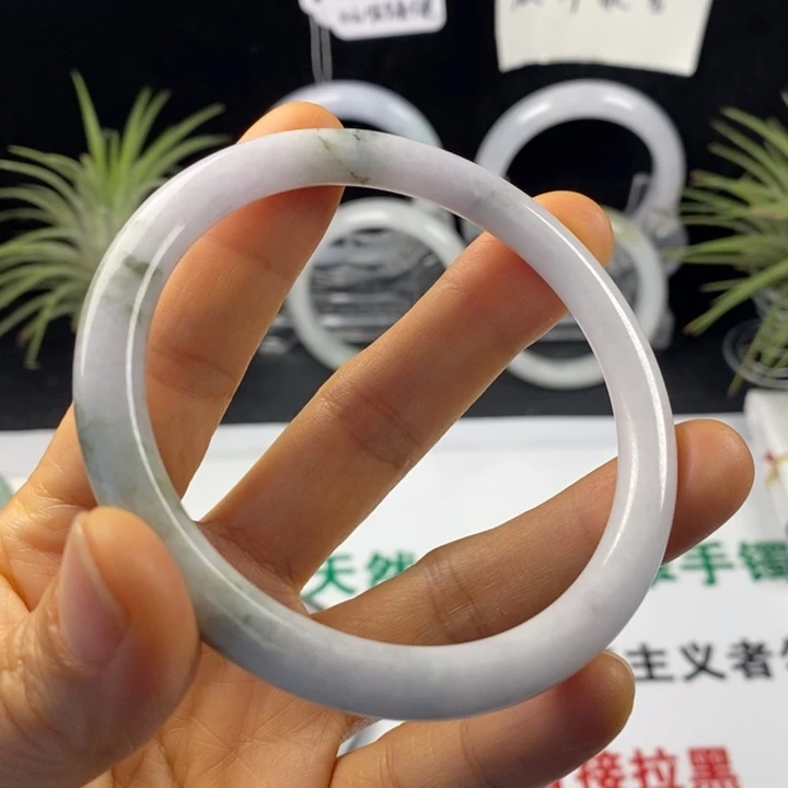 翡翠未镶嵌手镯6号。62圈