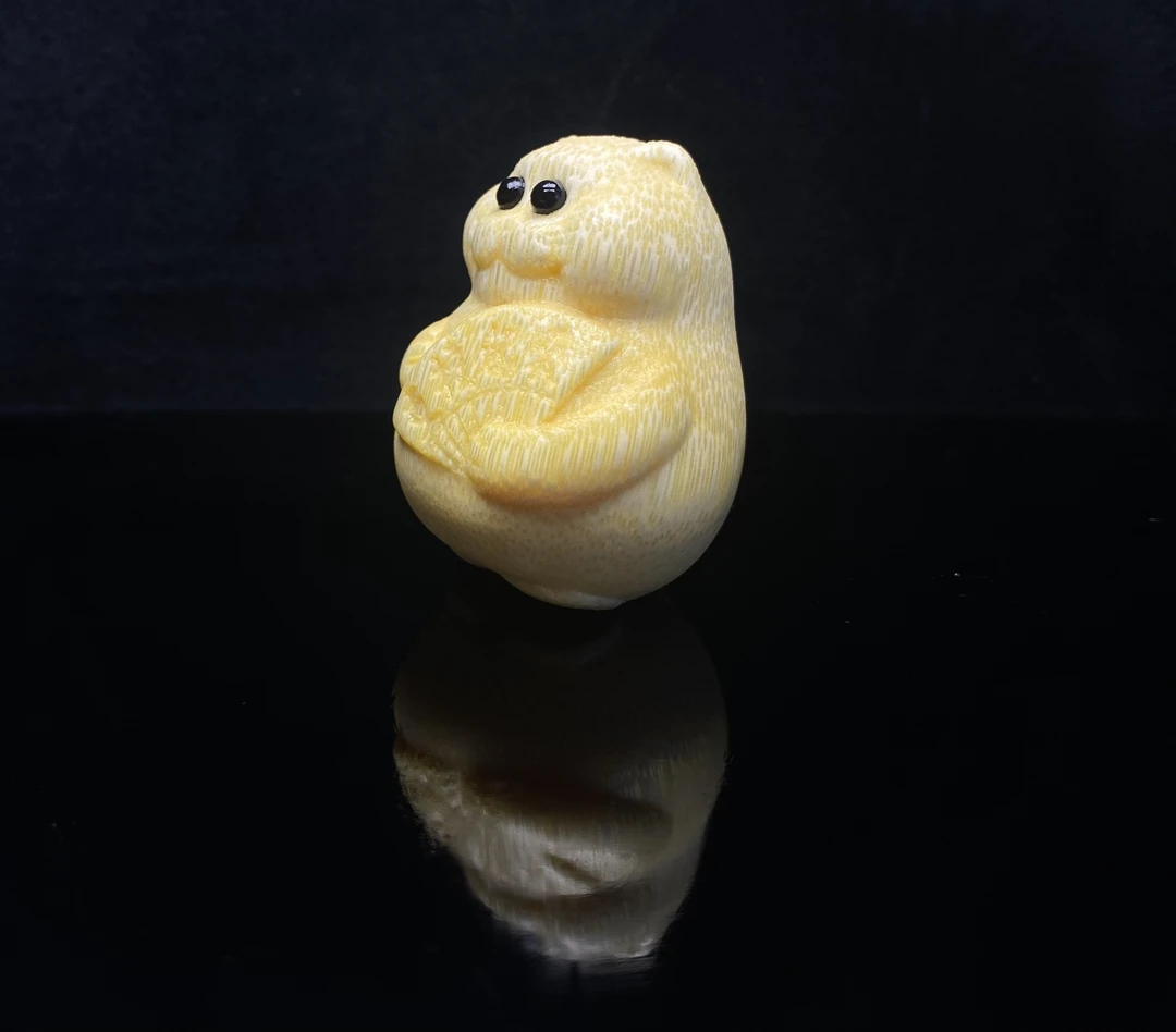 《招财猫》实心竹龙血金丝竹手把件