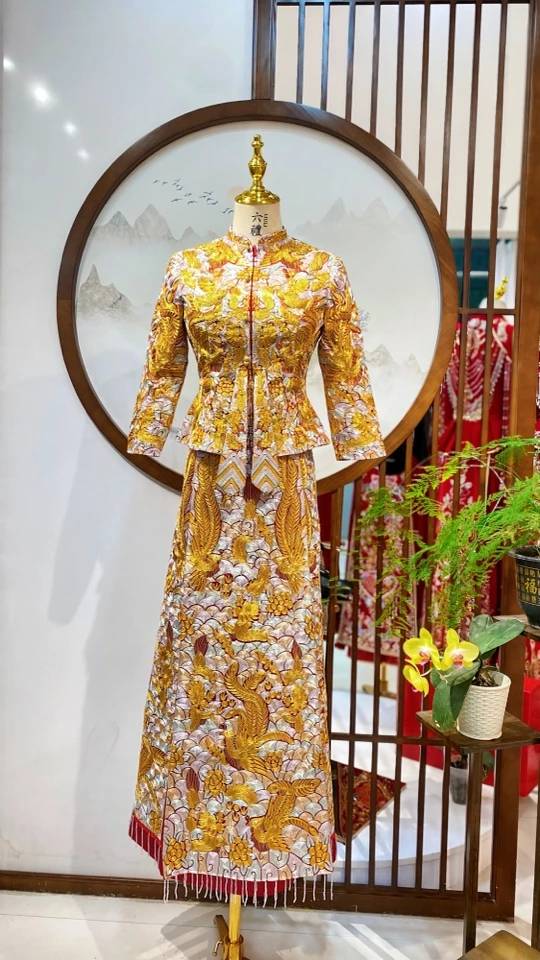 浅金不加钻手推绣褂皇(来门店定做)