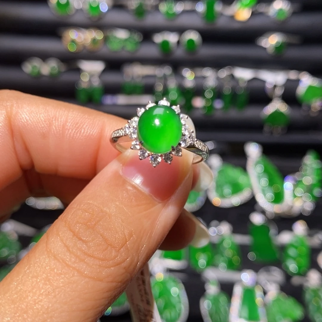 18K金镶嵌戒指翡翠蛋面戒指