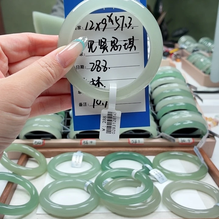 见***琪石英质玉未镶嵌手镯