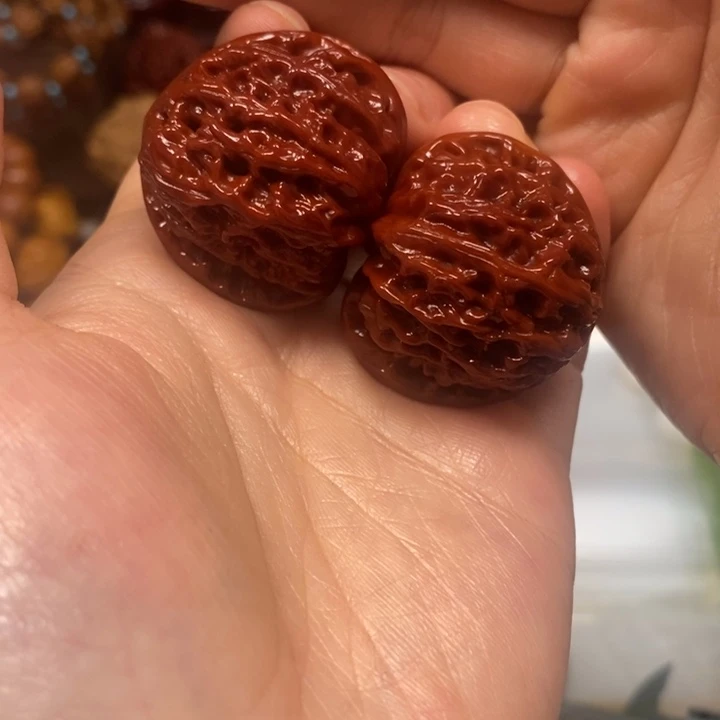 文玩核桃吊坠三角白