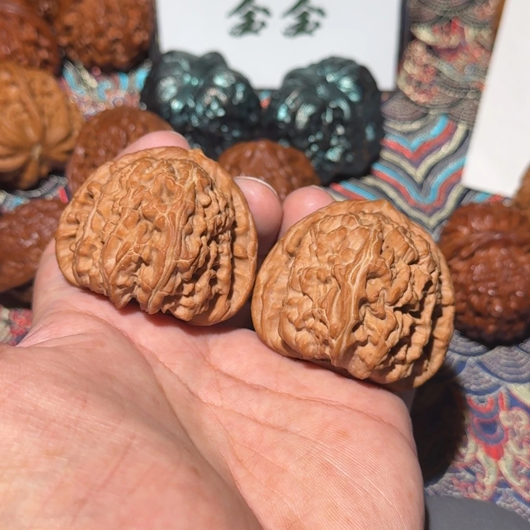 把件文玩核桃2223三角白，尺寸45 44 38