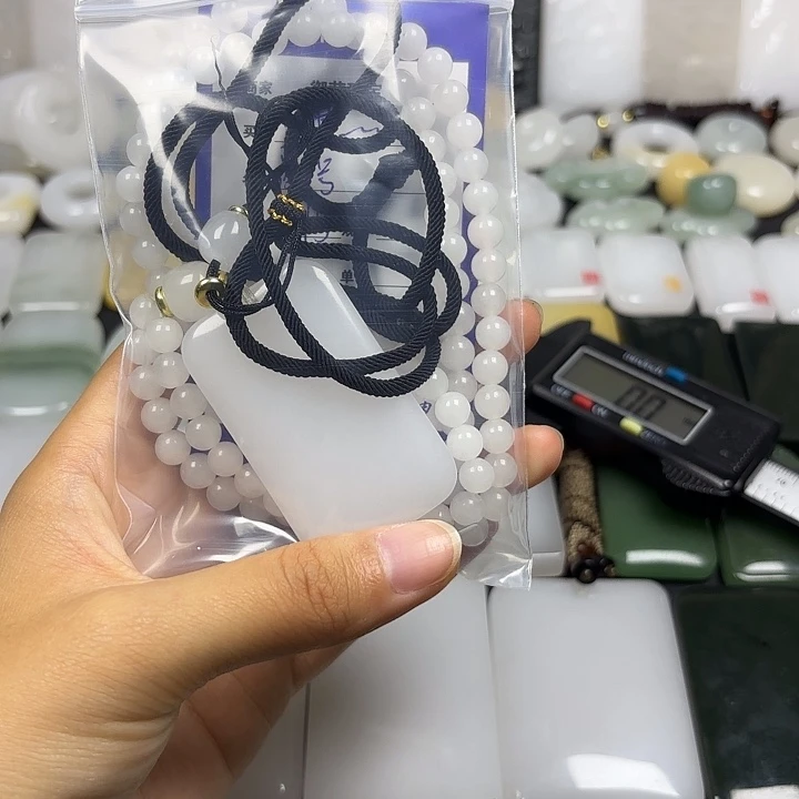 袁***。颈饰未镶嵌石英质玉