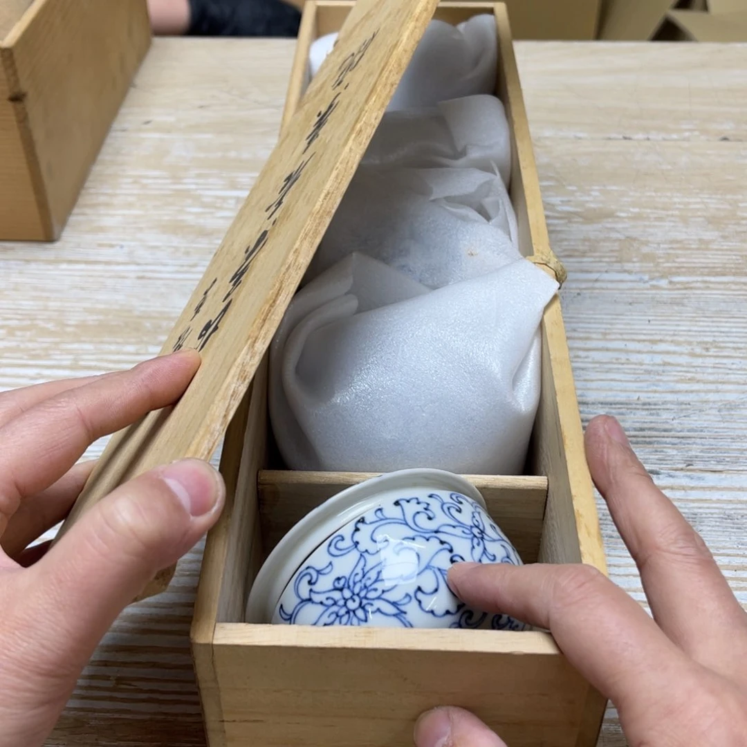 瓷片暗**影密密麻麻地排列着一个