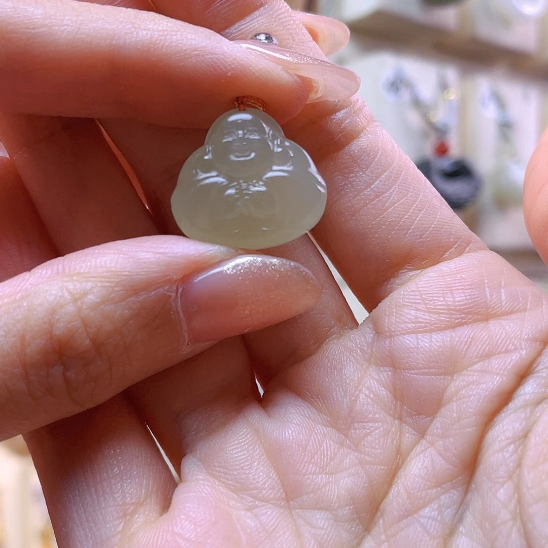 和田玉吊坠(赠链)18K金镶嵌小**?