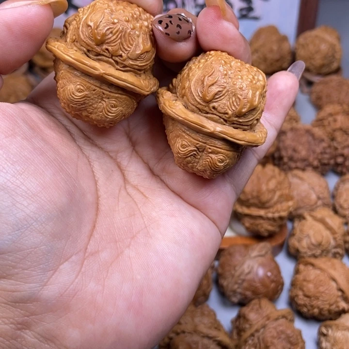 文玩核桃吊坠蛤蟆头雕刻的金蟾