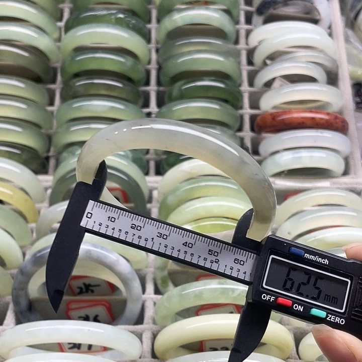 蛇纹石玉未镶嵌手镯231