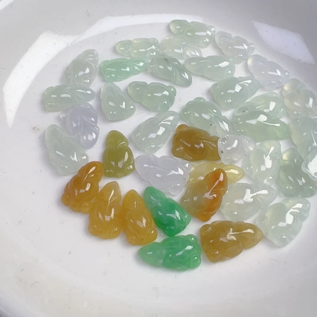 翡翠散珠金鱼一条