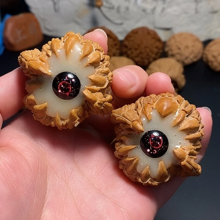 文玩核桃吊坠恶魔之眼