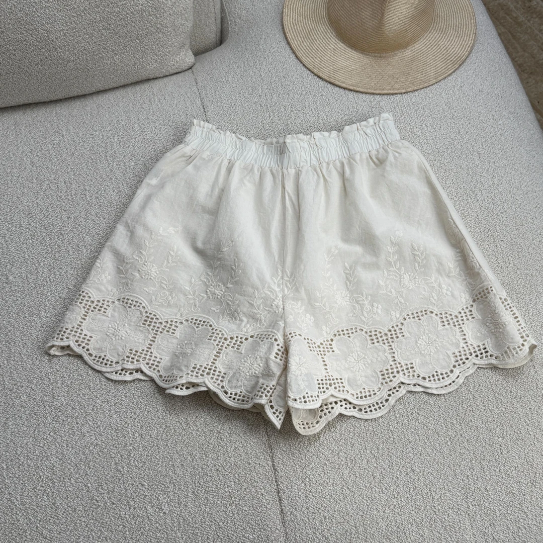 捻春2025年夏季新米色重工镂空刺绣松紧腰短裤有内衬防走光女