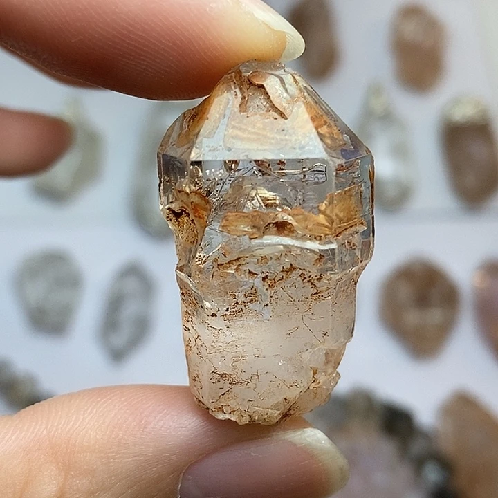 颈饰水晶未镶嵌红泥闪灵钻