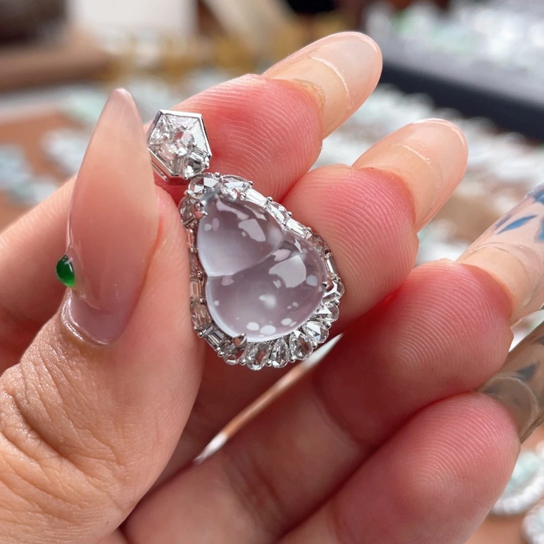 颈饰18K金镶嵌翡翠葫芦
