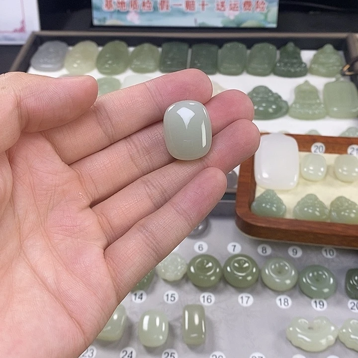 人***暮和田玉未镶嵌颈饰