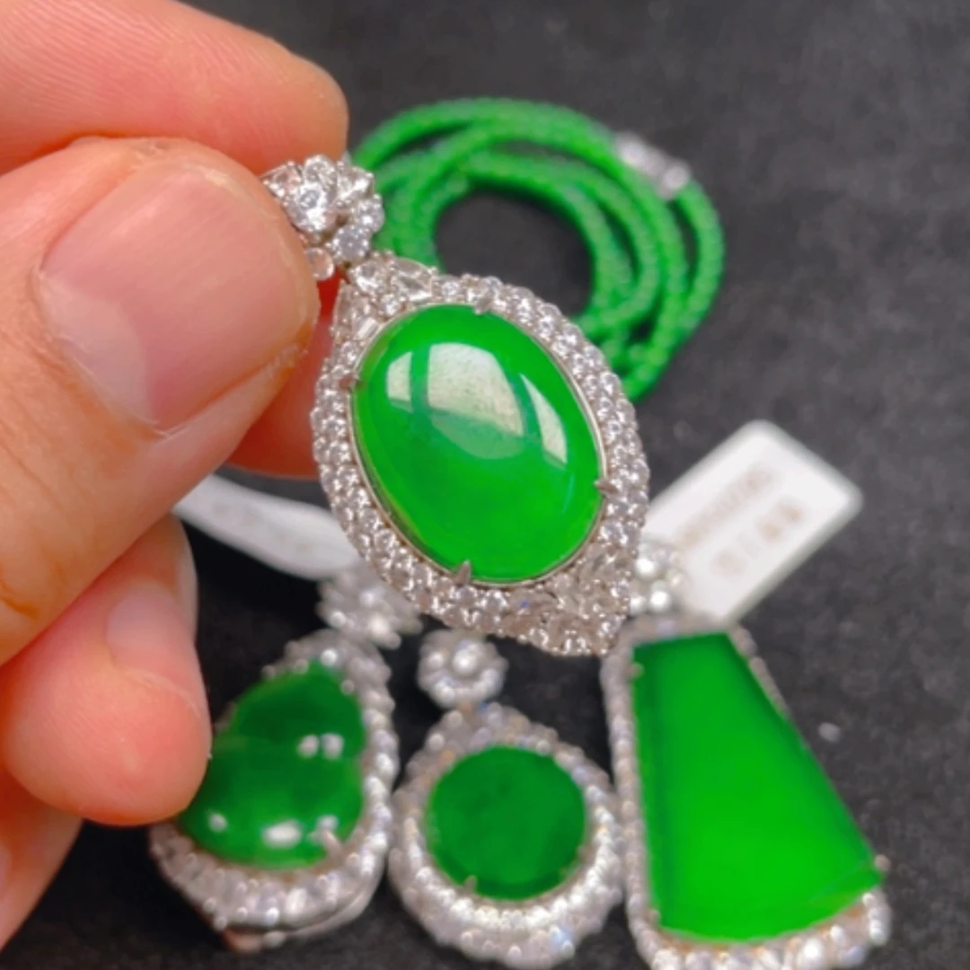 【闪购商品】颈饰银S925镶嵌翡翠吊坠