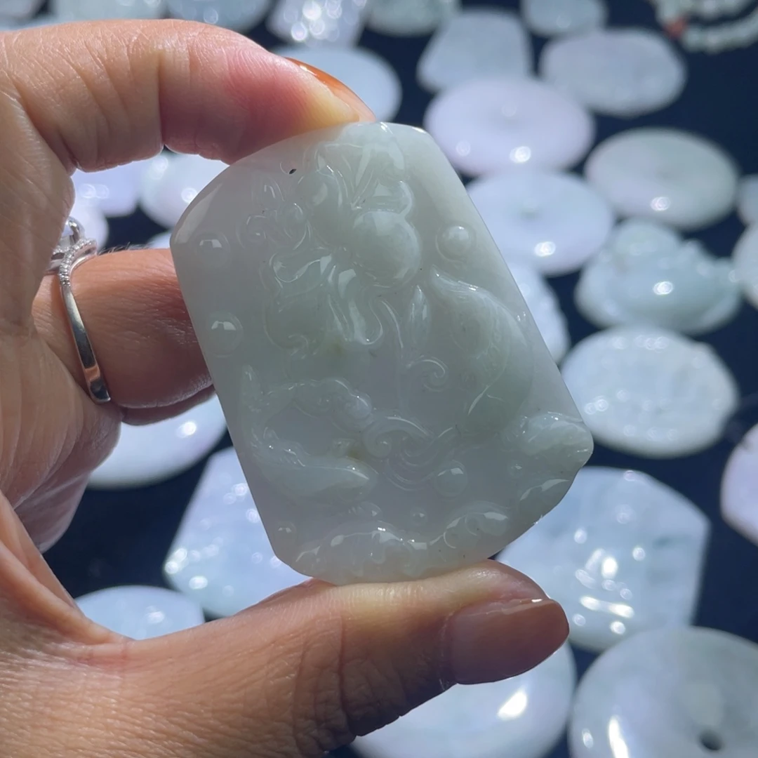 *****翡翠未镶嵌颈饰荷叶鱼