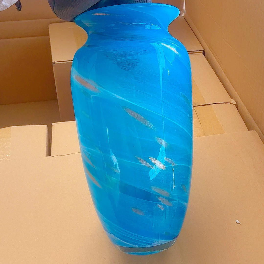 蓝色带洒金琉璃花瓶