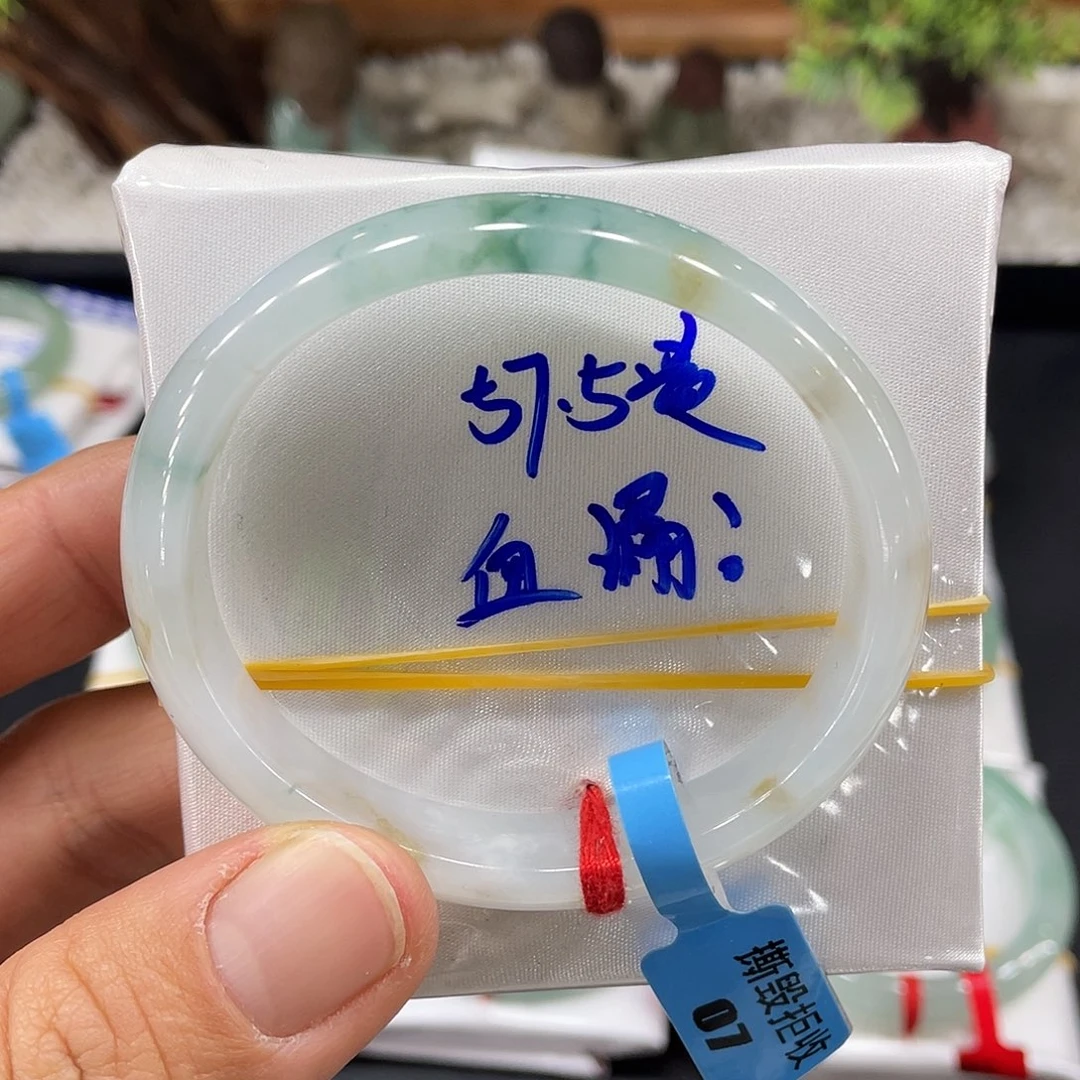 翡翠手镯未镶嵌翡翠