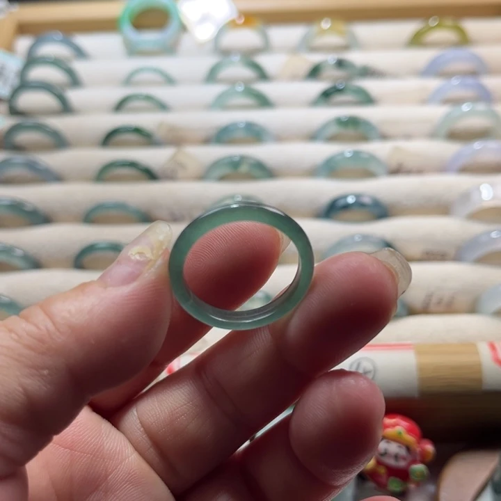 翡翠未镶嵌戒指蓝水