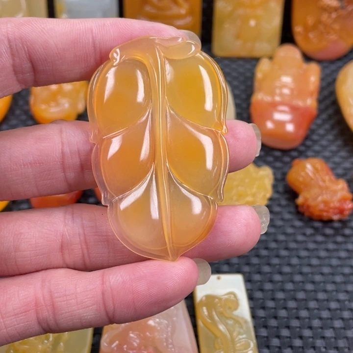 石英质玉（黄龙玉）未镶嵌颈饰