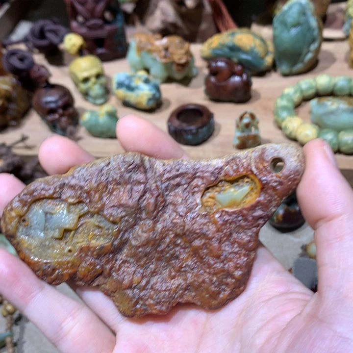 未镶嵌岫岩河磨玉（透闪石质玉）把件