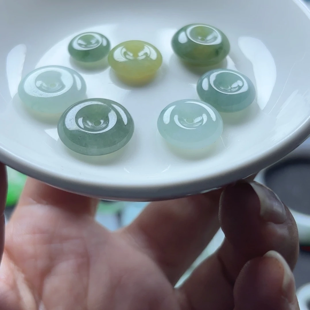 翡翠未镶嵌颈饰平安扣