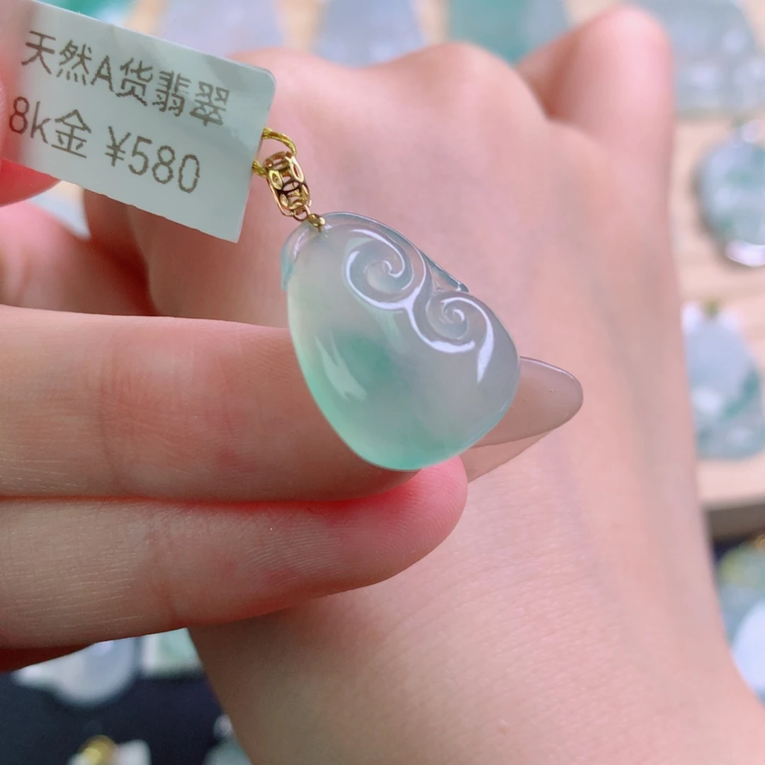 翡翠18K金镶嵌颈饰吊坠