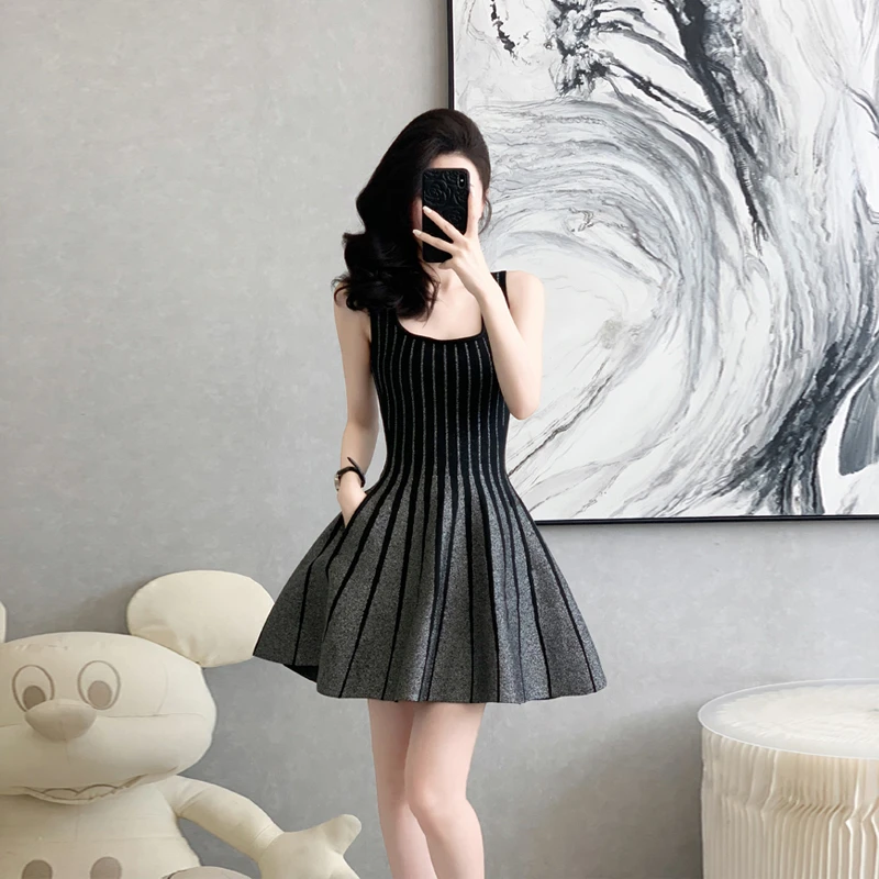 新款名媛风常规法式无领短裙连衣裙小众时尚高腰无袖针织显瘦收腰