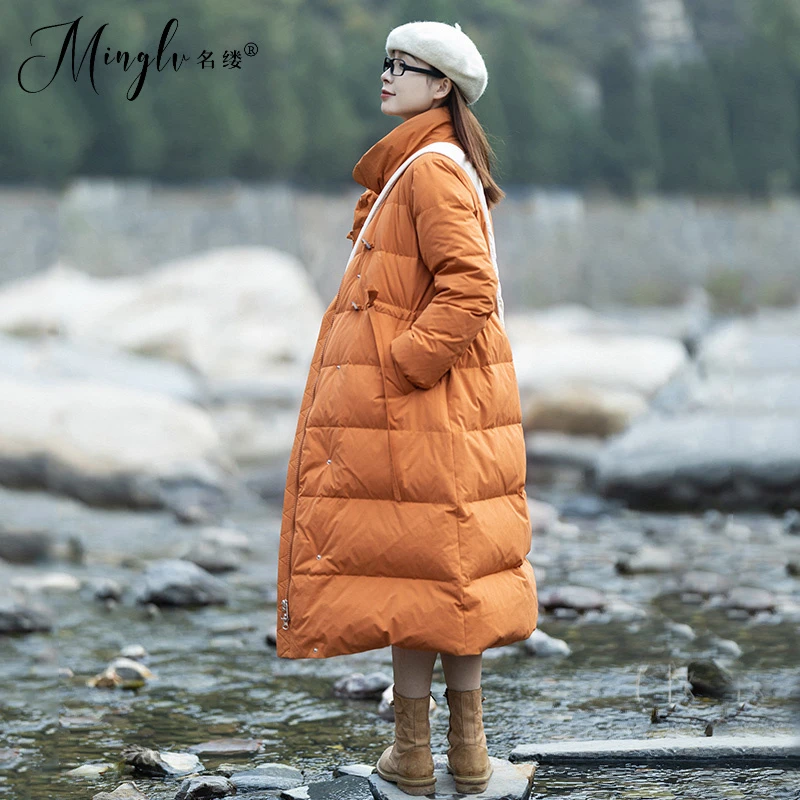 【晨暮春秋】立领加厚羽绒服女长款2025冬季复古牛角扣收腰高级感