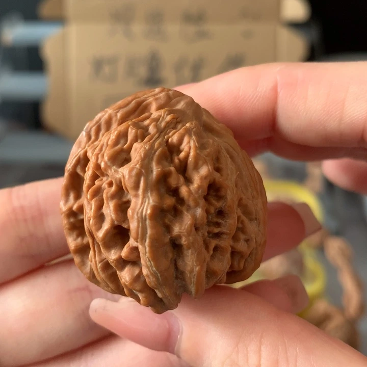 鸿***吊坠文玩核桃异形单只，有瑕疵