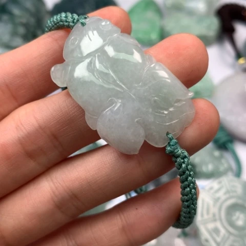 翡翠颈饰未镶嵌好**？