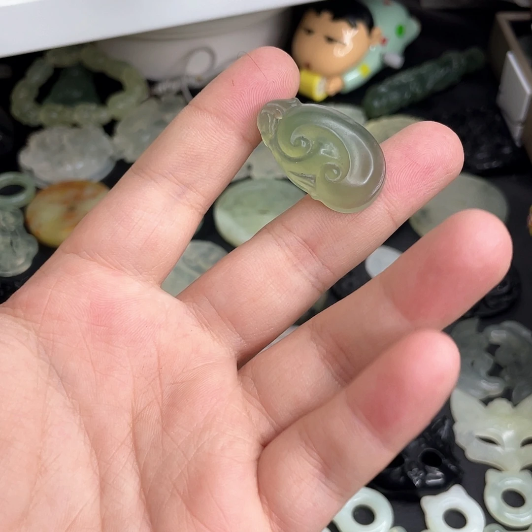 岫玉未镶嵌颈饰如意